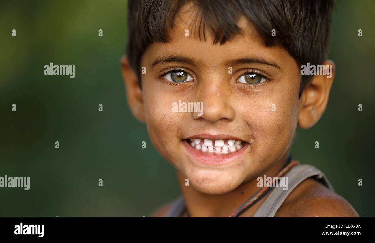Ragazzo indiano con bellissimi occhi verdi Rajasthan in India Foto Stock