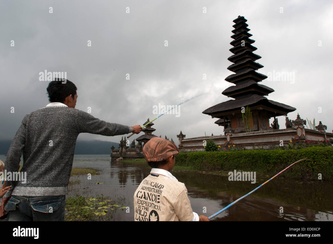 Tempio di Bali su un lago di Pura Ulun Danu Bratan Indonesia. Pura Ulan Danu Bratan tempio in Bedugul. È stato costruito nel 1633 dal Re Foto Stock