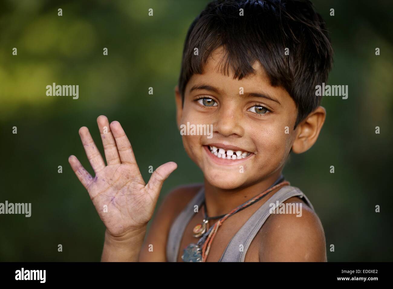Ragazzo indiano con bellissimi occhi verdi Rajasthan in India Foto Stock