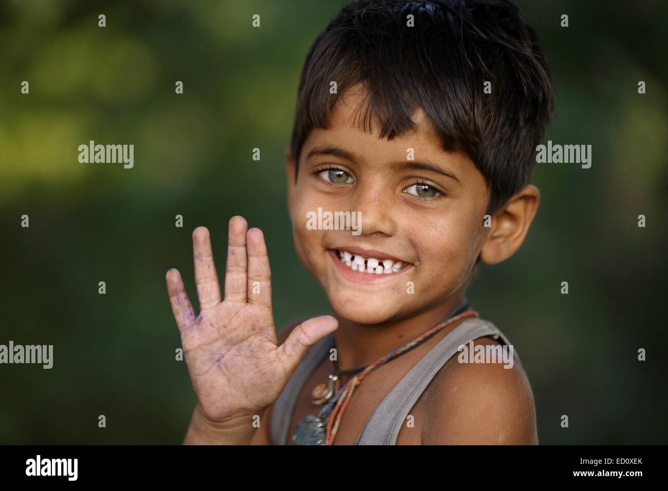 Ragazzo indiano con bellissimi occhi verdi Rajasthan in India Foto Stock