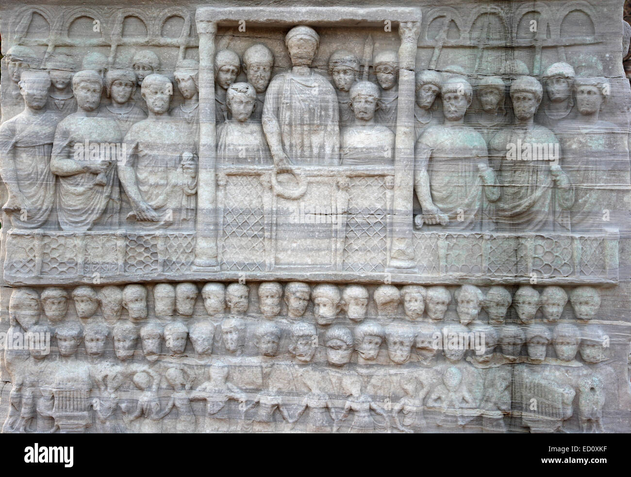 Uno dei bassorilievi sul piedistallo di marmo dell'obelisco di Teodosio, all'Ippodromo di Istanbul, Turchia. Foto Stock