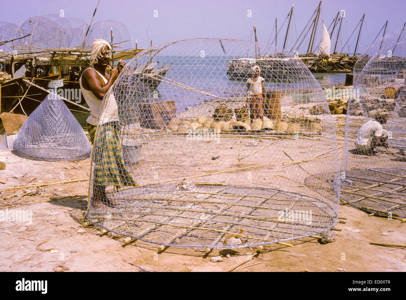 Kuwait Ottobre 1966. Kuwaitiana Fisherman rammendo trappole di pesce al SIEF. Foto Stock