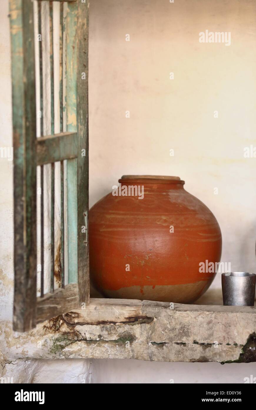 Raccolte di acqua piovana mantenuta in pentole di creta India Foto Stock