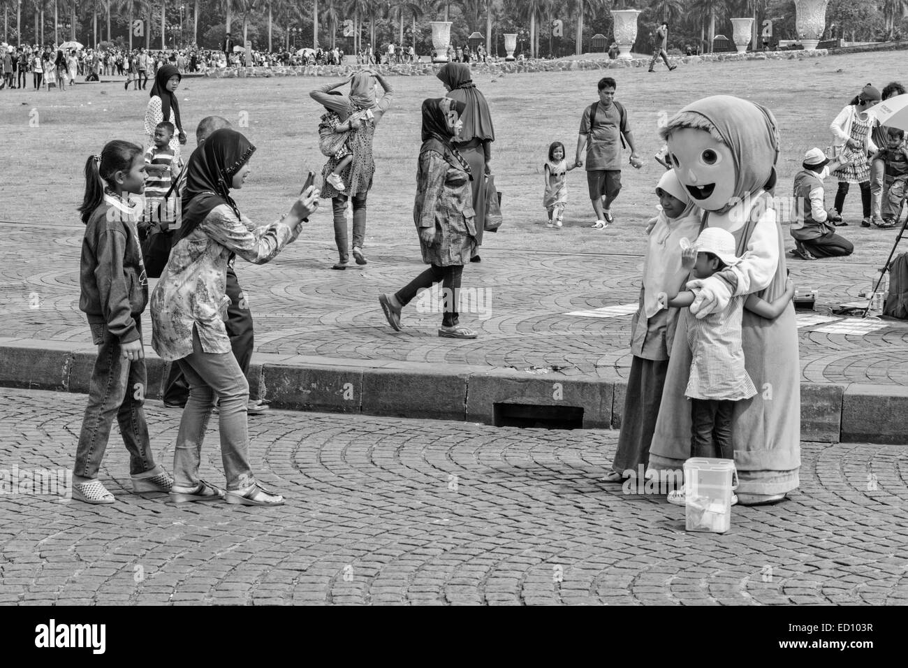 Jakarta Juli 31, 2014. Persone che visitano Monas durante il Idul Fitri (Eid al-Fitr) Vacanze. In bianco e nero. Foto Stock