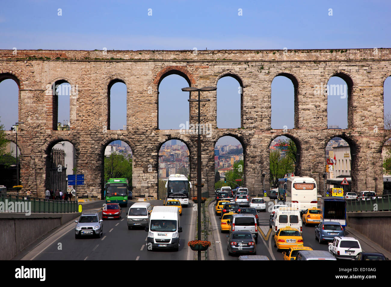 Il valente acquedotto, quartiere di Fatih, Istanbul, Turchia. Foto Stock