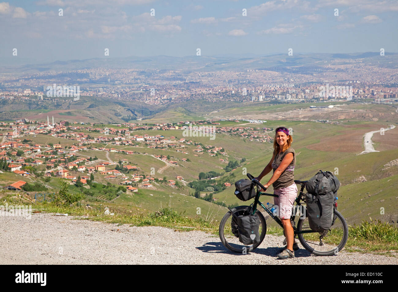 Donna avventurosa sul touring bike pesantemente caricato con gerle escursioni in bicicletta in Turchia Foto Stock