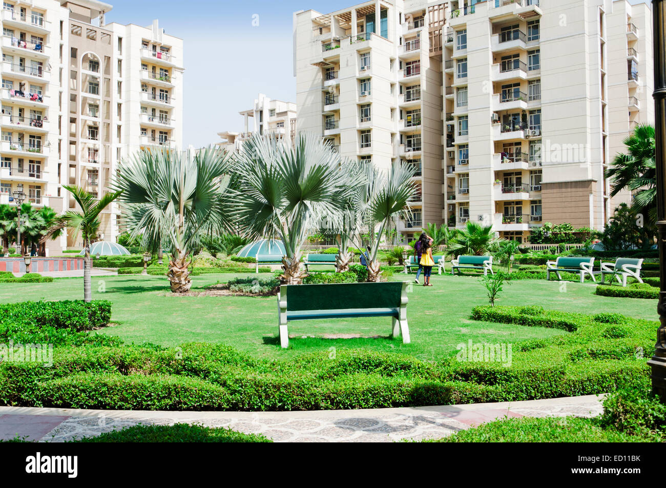 Indian madre con i bambini godono di parcheggio Foto Stock