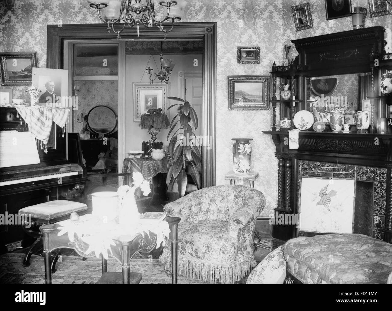 Antiquariato, circa 1905 immagine, un salotto vittoriano in una casa in Giamaica pianura, Boston, Massachusetts, USA. Foto Stock