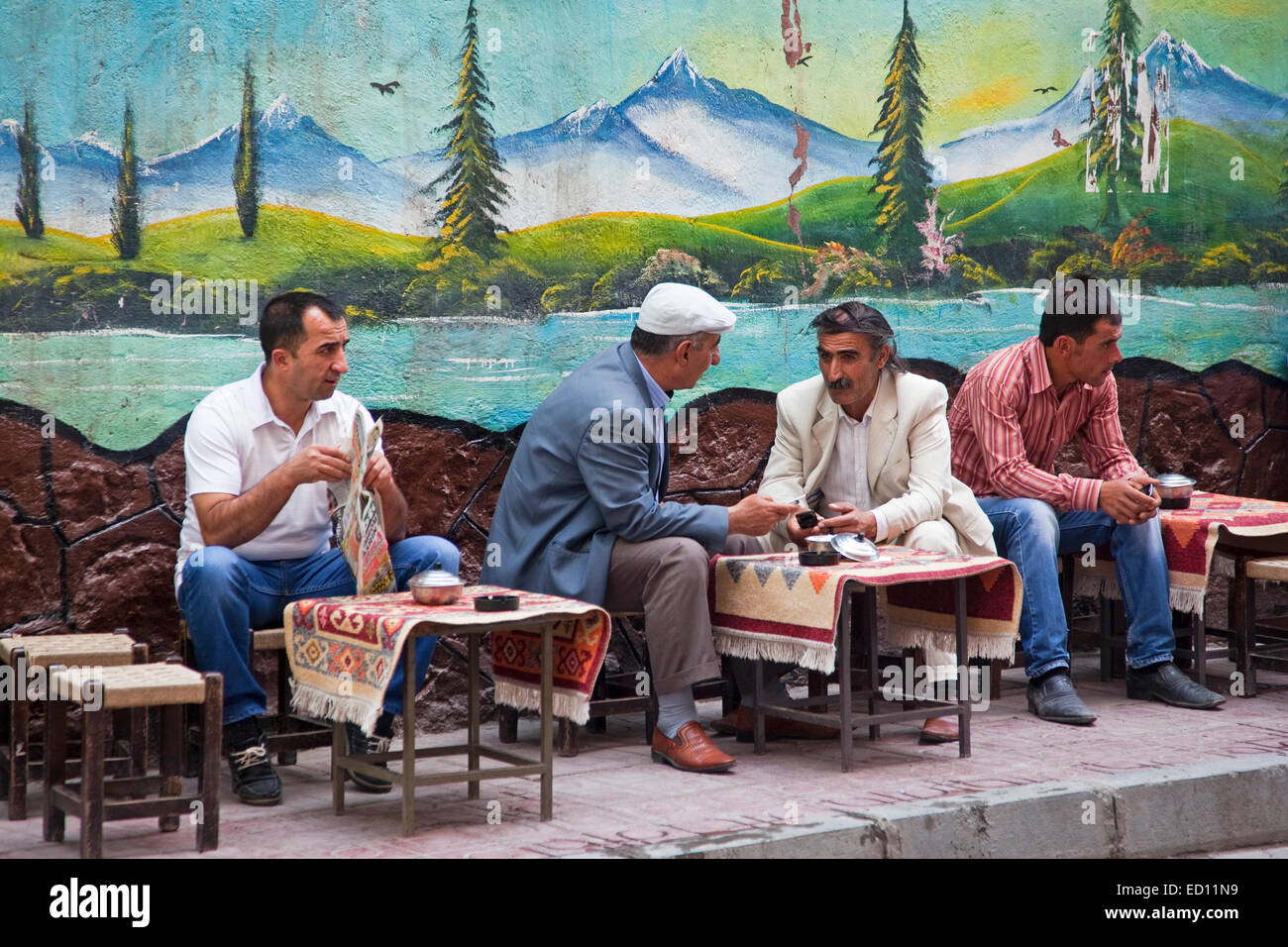 Turchi e curdi uomini avente tè presso un cafè sul marciapiede nella città di Van, Turchia orientale Foto Stock