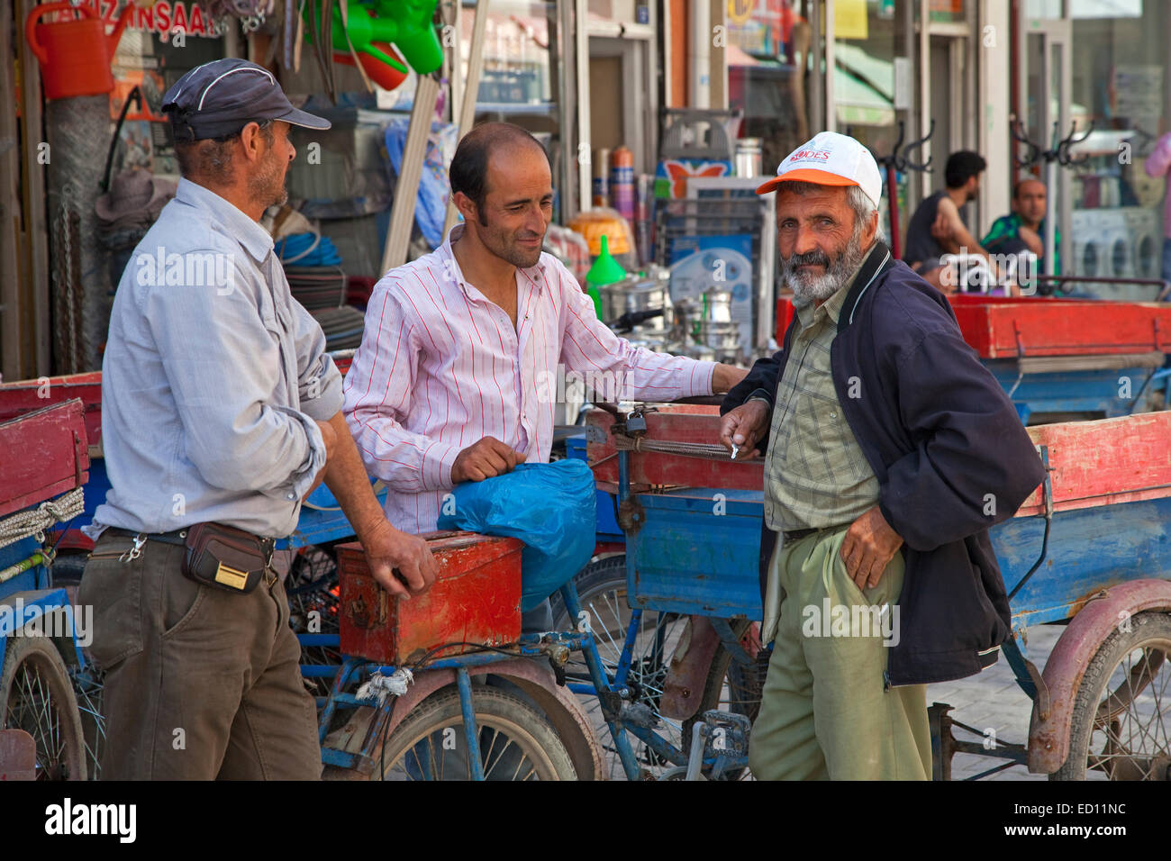 Bagno turco uomini chiacchierando in una strada dello shopping nella città di Van, Turchia orientale Foto Stock