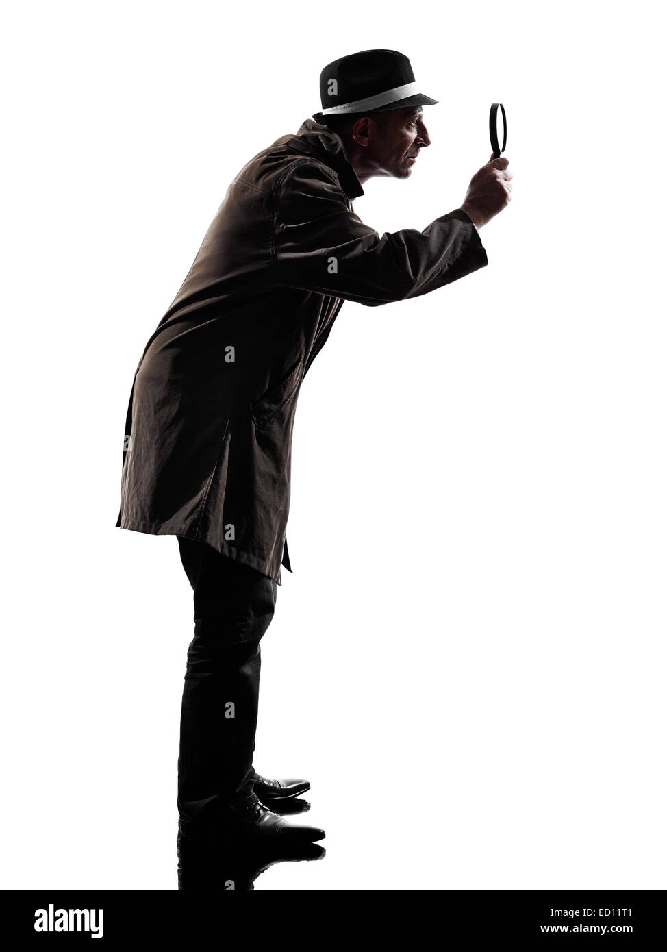 Un uomo di detective di indagini penali indagando la criminalità in silhouette su sfondo bianco Foto Stock