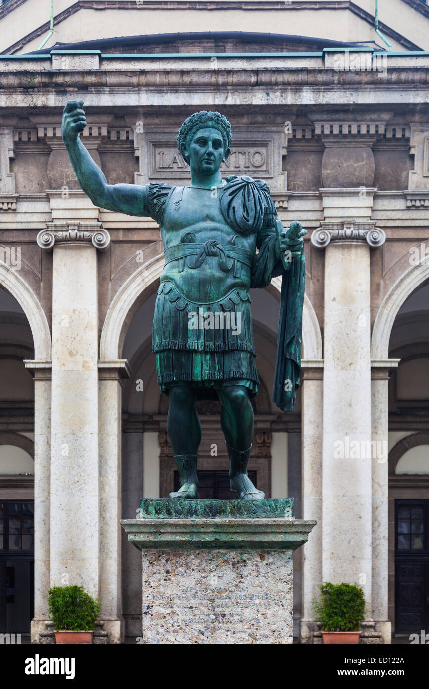 Statua di imperatore romano Costantino dalla chiesa di San Lorenzo in Milano, Italia Foto Stock