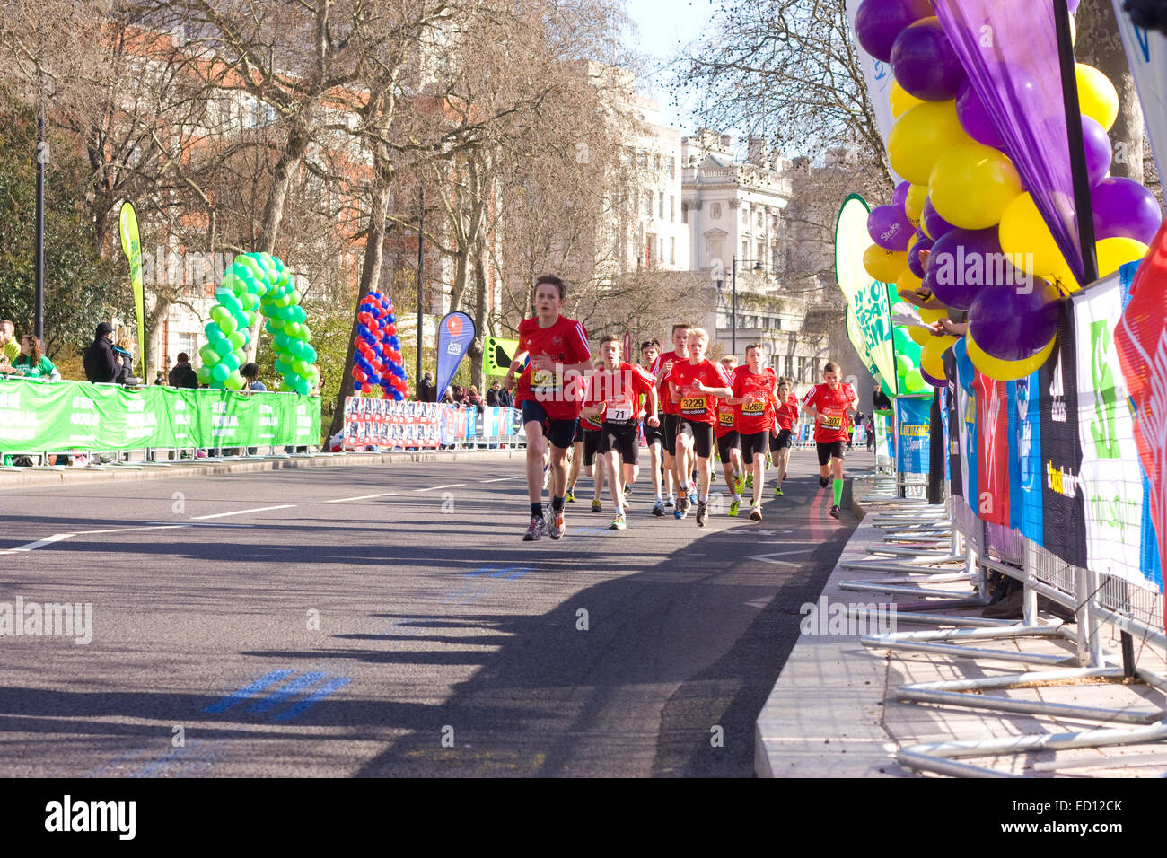 Londra - 13 aprile: i bambini non identificato - Maratona di Londra su Aprile 13th, 2013 a Londra, Inghilterra, Regno Unito. La maratona è un Foto Stock