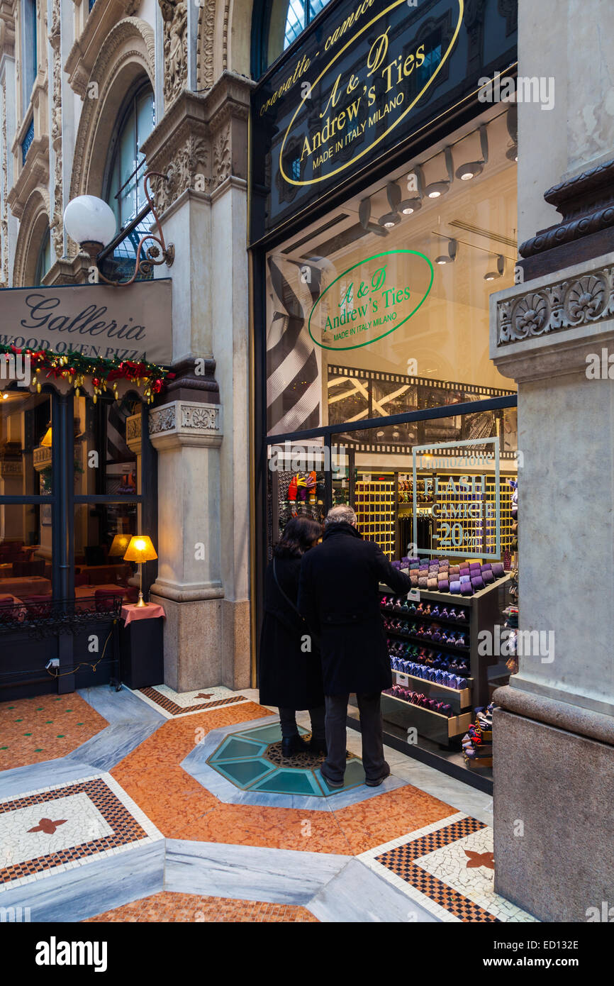 Window shopping in Galleria Vittorio Emanuele, Milano. Italia Foto Stock
