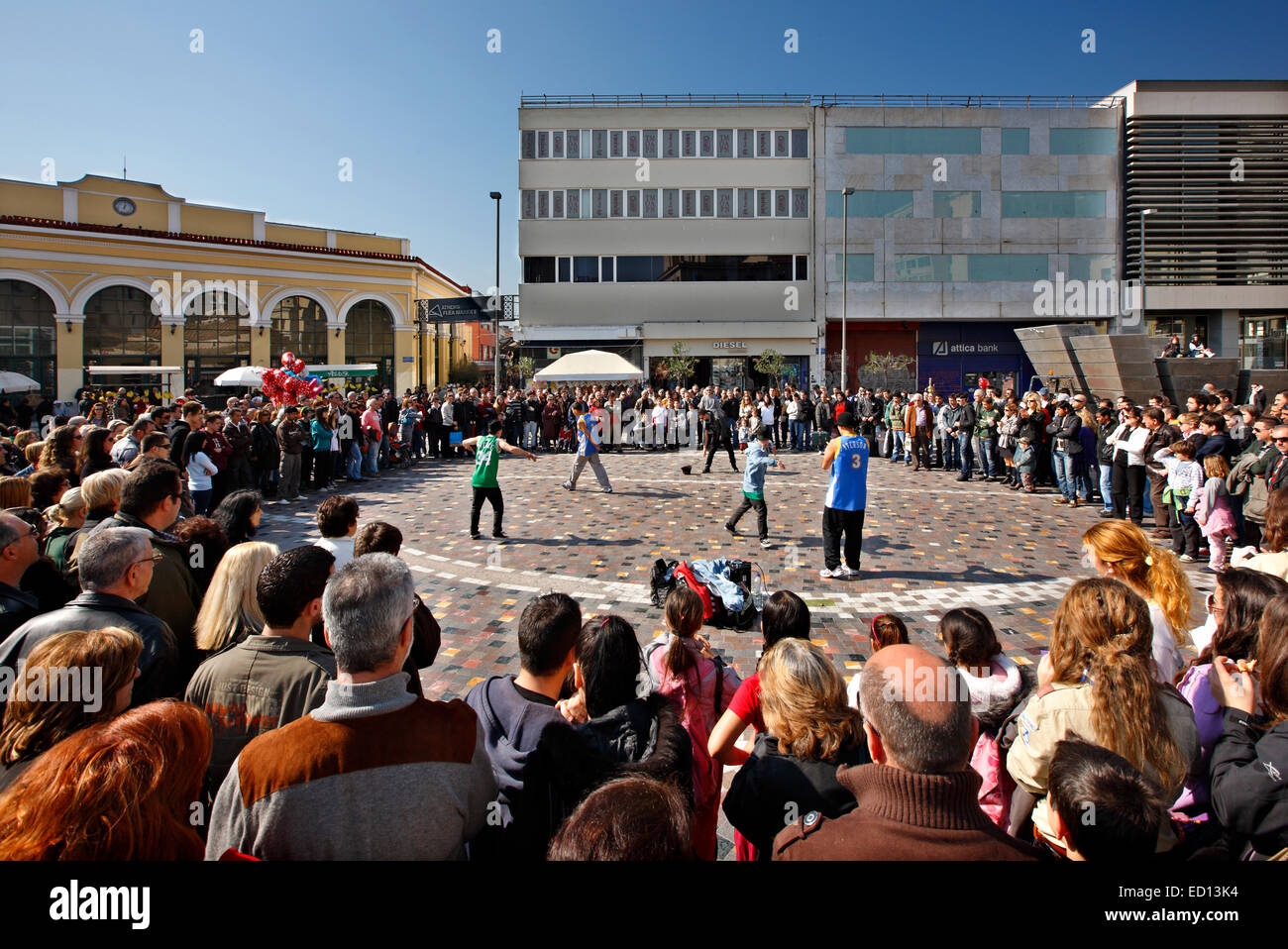 Break dance spettacolo di strada a piazza Monastiraki, Atene, Grecia Foto Stock