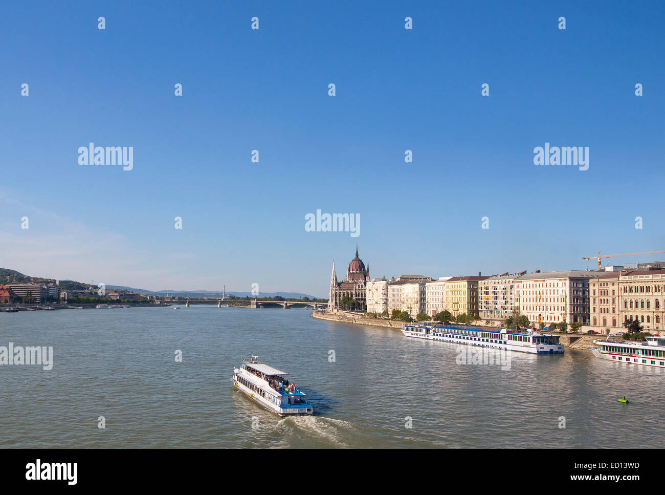 Vista del fiume Danubio e il Parlamento ungherese edificio, Budapest, Ungheria Foto Stock