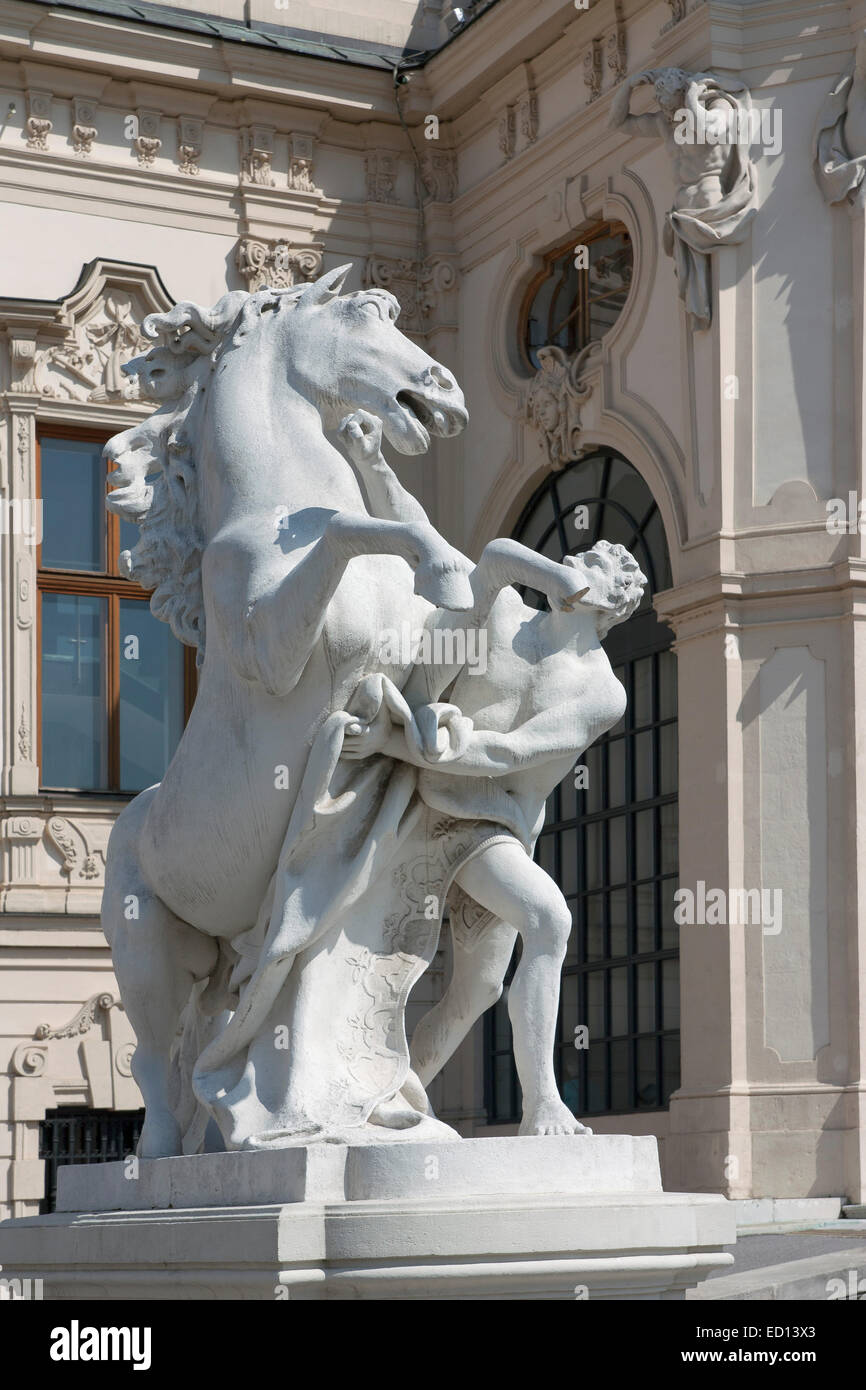 Statua equestre al di fuori della parte superiore del Palazzo Belvedere di Vienna Foto Stock