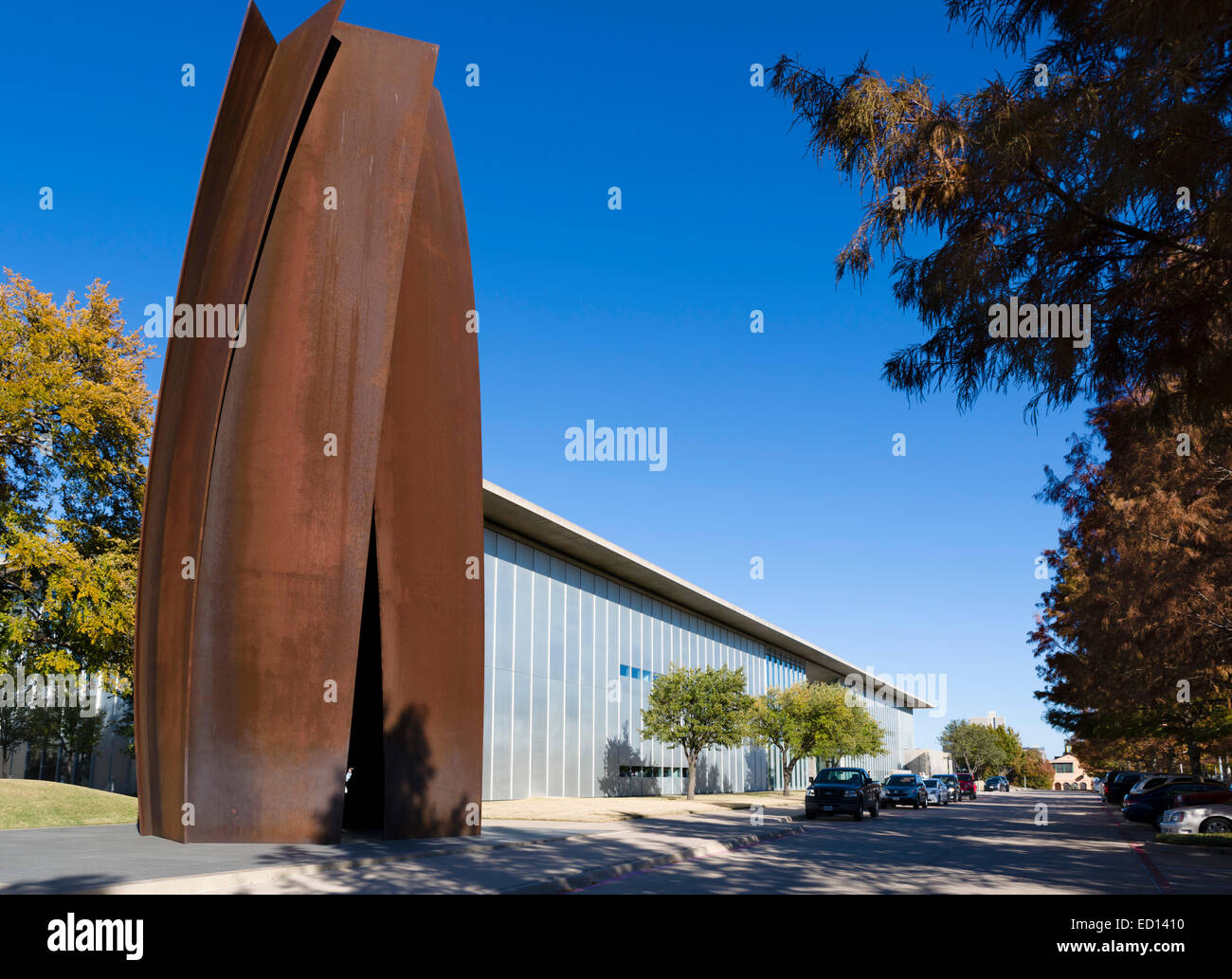 Museo di Arte Moderna di Fort Worth con Richard Serra la scultura "vortice 2002" in primo piano, FT Worth, Texas, Stati Uniti d'America Foto Stock