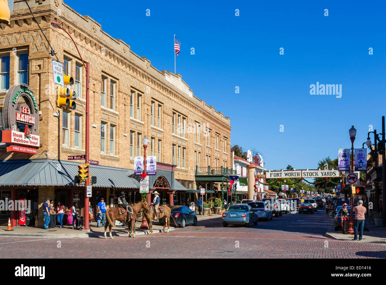 Exchange Avenue al bivio con la strada principale con Stockyards Hotel a sinistra, Stockyards distretto, Fort Worth, Texas, Stati Uniti d'America Foto Stock