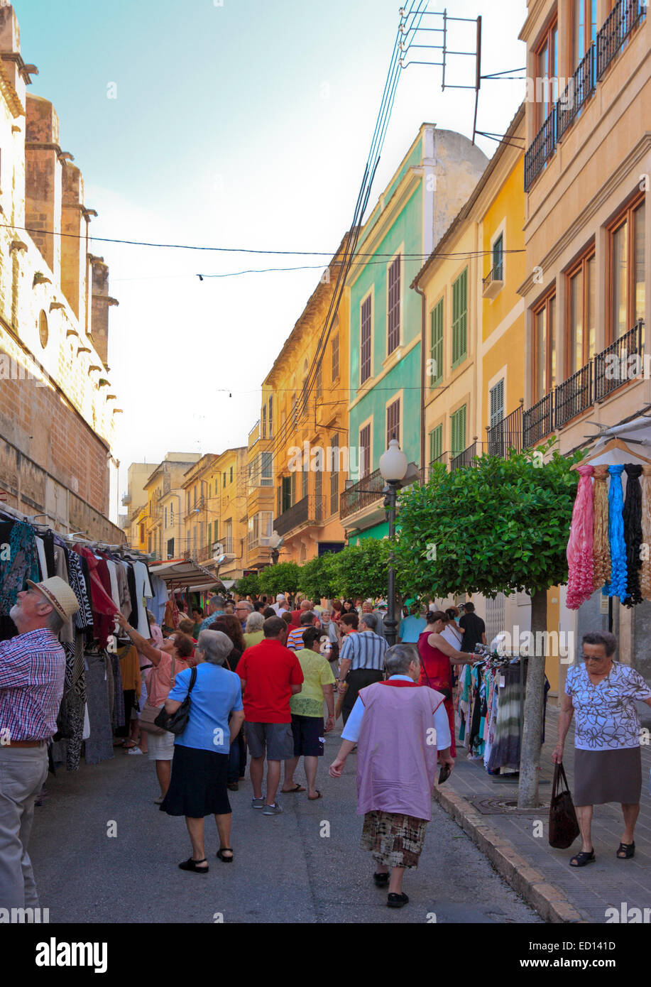 Lo shopping e le visite turistiche sul mercato di domenica a Felanitx, Maiorca, isole Baleari Foto Stock