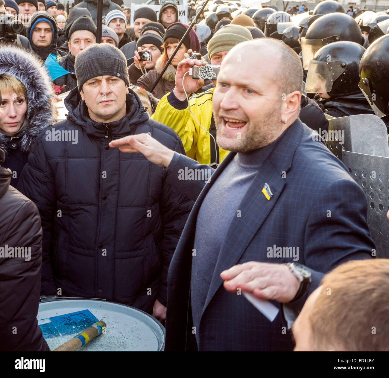 Kiev, Ucraina. 23 dic 2014. Vice Borislav Bereza cerca di calmare i manifestanti -- per rompere attraverso il cordone di polizia e quattro forze speciali in pieno uniforme, in Lunedì, 23 dicembre 2014 a Kiev, persone non riuscita. I partecipanti cercano di penetrare attraverso le proteste di massa cordoni e le forze di sicurezza di penetrare nel palazzo del parlamento fallito miseramente. Legge esecutori è riuscito a tenere dietro la folla e ottenere i manifestanti a ritirarsi. Solo una protesta in prossimità delle pareti Verkhovna Rada era frequentato da circa sei mila persone. Credito: Igor Golovnov/Alamy Live News Foto Stock