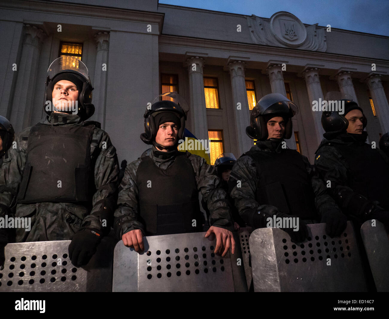 Kiev, Ucraina. 23 dic 2014. National Guard protegge il diritto e l'ordine nei pressi della Verkhovna Rada. -- Per rompere attraverso il cordone di polizia e quattro forze speciali in pieno uniforme, in Lunedì, 23 dicembre 2014 a Kiev, persone non riuscita. I partecipanti cercano di penetrare attraverso le proteste di massa cordoni e le forze di sicurezza di penetrare nel palazzo del parlamento fallito miseramente. Legge esecutori è riuscito a tenere dietro la folla e ottenere i manifestanti a ritirarsi. Solo una protesta in prossimità delle pareti Verkhovna Rada era frequentato da circa sei mila persone. Credito: Igor Golovnov/Alamy Live News Foto Stock