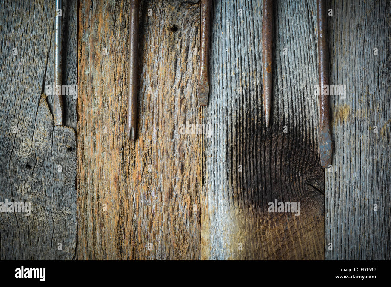 Cacciaviti rustico su uno sfondo di legno Foto Stock