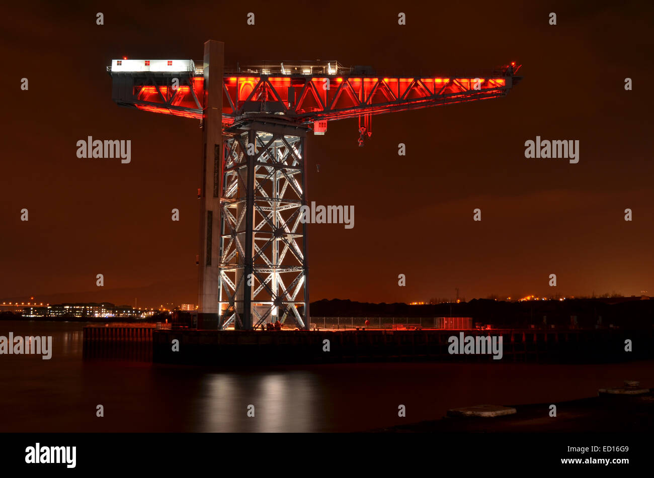 Clydebank La Titan Crane illuminato in 'rosso papavero' per le celebrazioni del centenario della guerra mondiale 1. Foto Stock