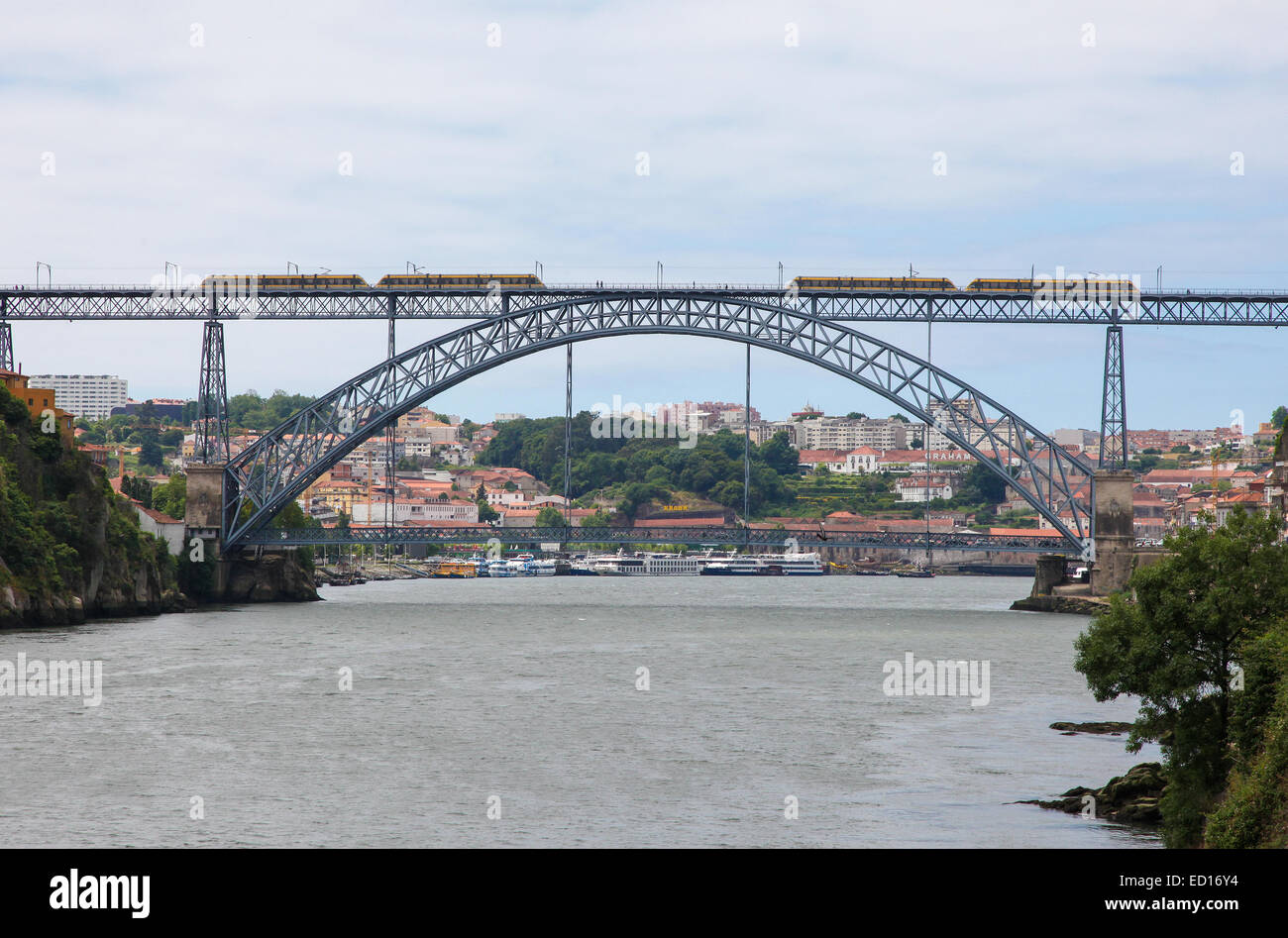 Ponte Ferroviario sul fiume Douro a Porto, Portogallo. Foto Stock