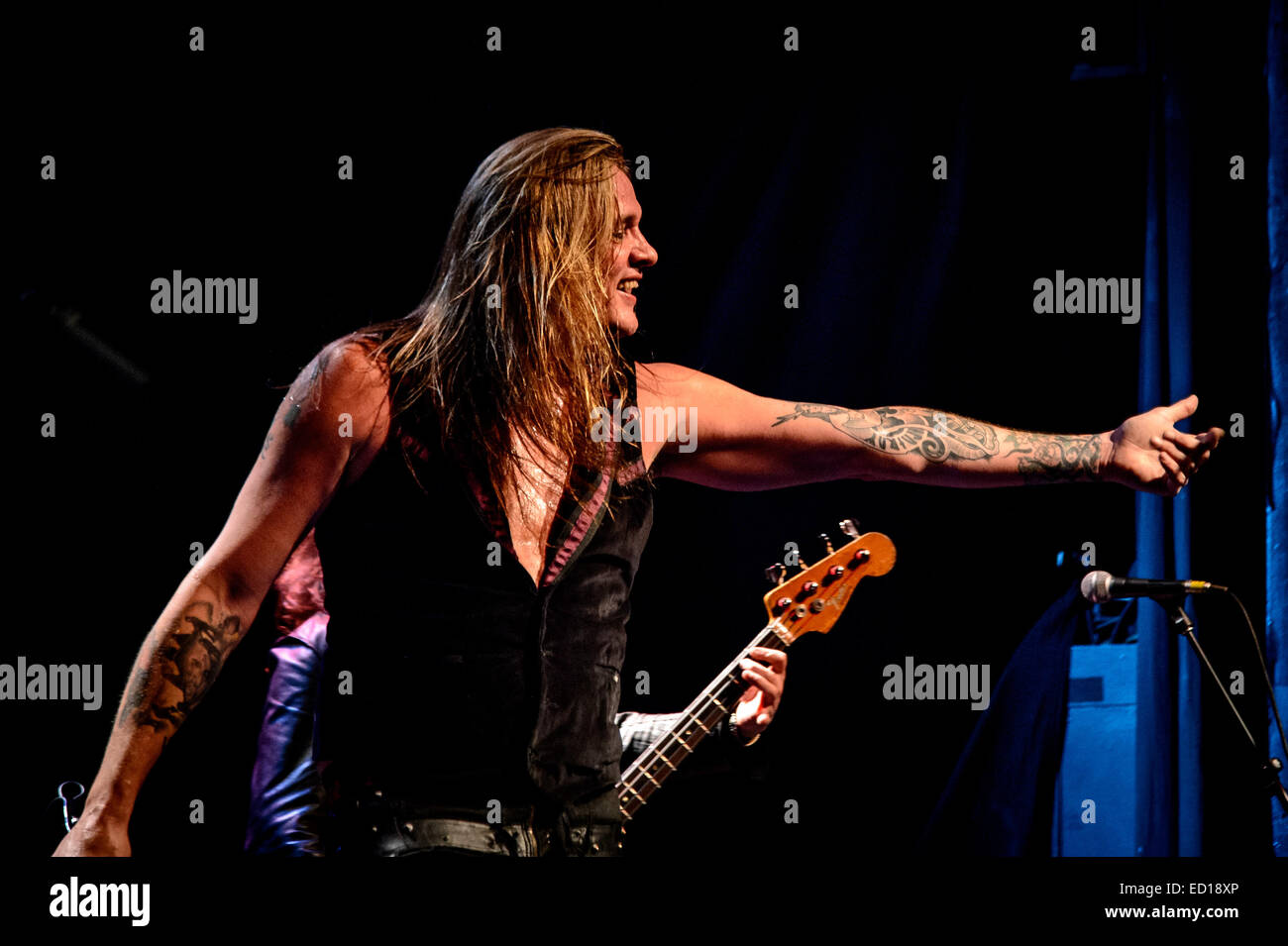 Toronto, Ontario, Canada. Xxi Dec, 2014. Heavy metal cantante Sebastian BACH avvolto il suo North American " Tour dell'Inferno" al Phoenix Theatre di Toronto. I membri della band: BRENT WOODS, BOBBY JARZOMBEK e ROB DE LUCA. © Igor Vidyashev/ZUMA filo/Alamy Live News Foto Stock