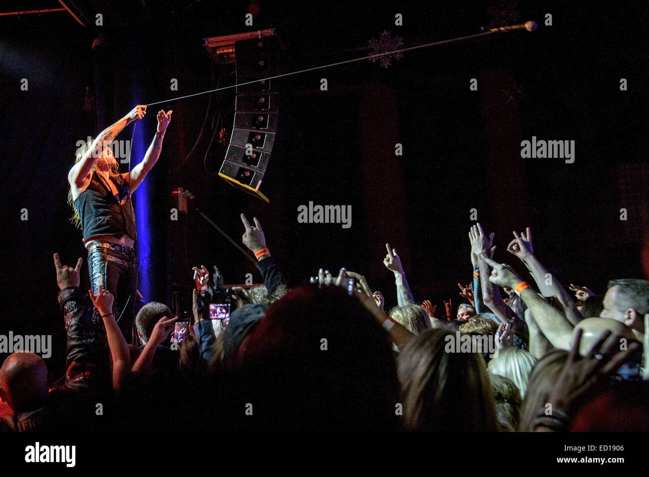Toronto, Ontario, Canada. Xxi Dec, 2014. Heavy metal cantante Sebastian BACH avvolto il suo North American " Tour dell'Inferno" al Phoenix Theatre di Toronto. I membri della band: BRENT WOODS, BOBBY JARZOMBEK e ROB DE LUCA. © Igor Vidyashev/ZUMA filo/Alamy Live News Foto Stock