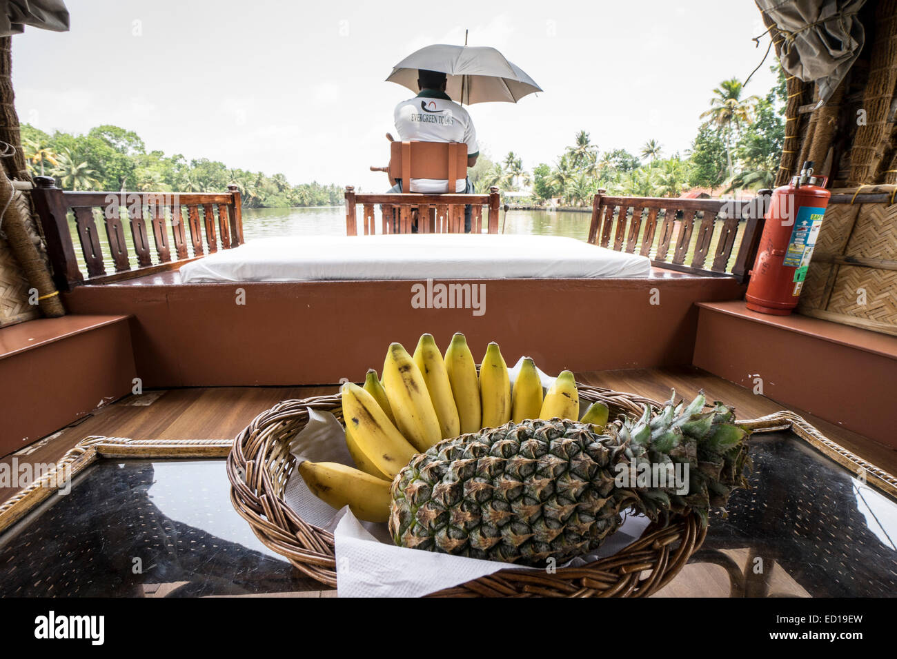 Il Kerala, India - Nedumudy. Imbarco per houseboat viaggi. Set di frutta a bordo. Foto Stock