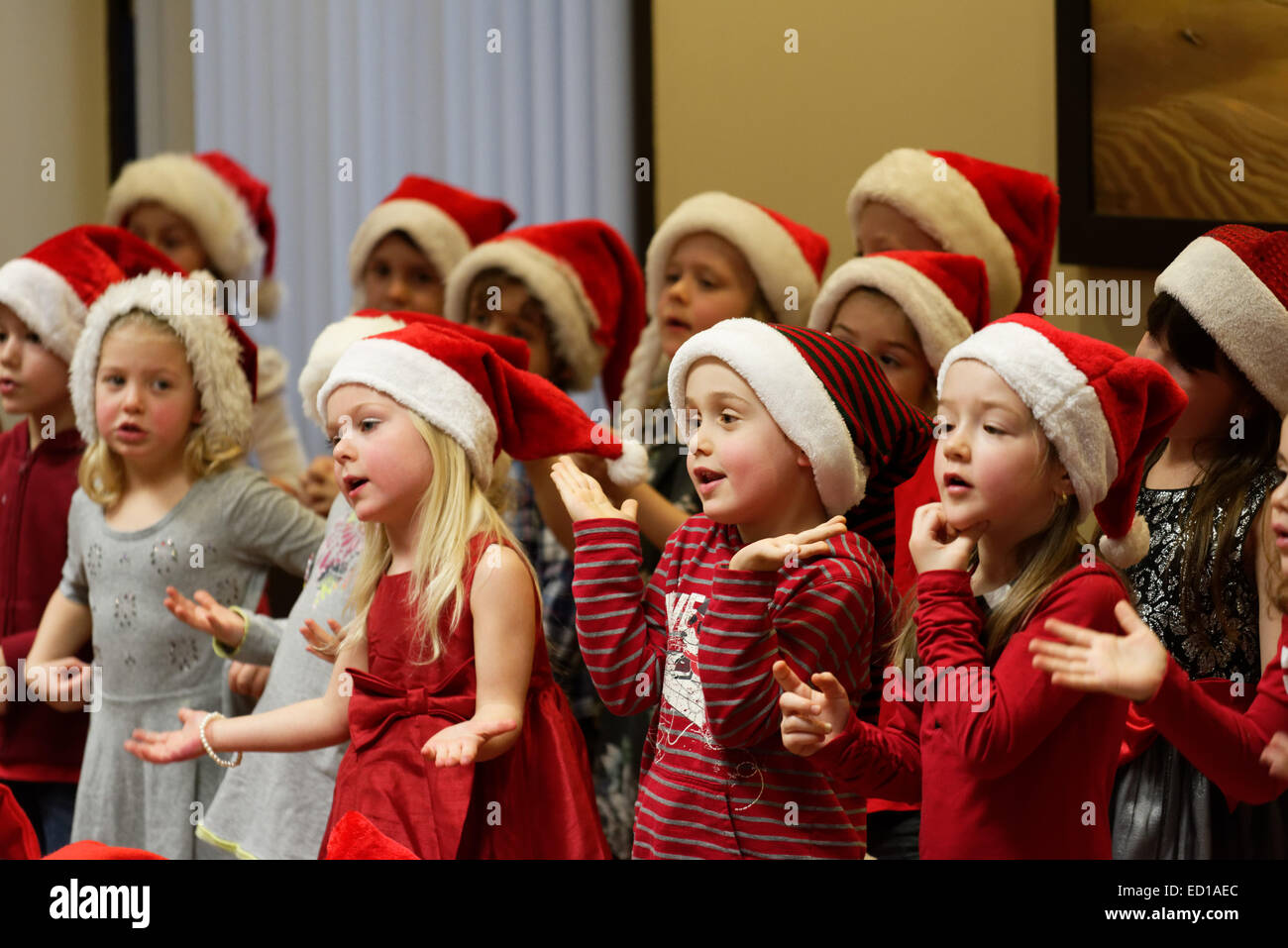 I bambini in età prescolare canto presso la Garderie Christmas show Foto Stock