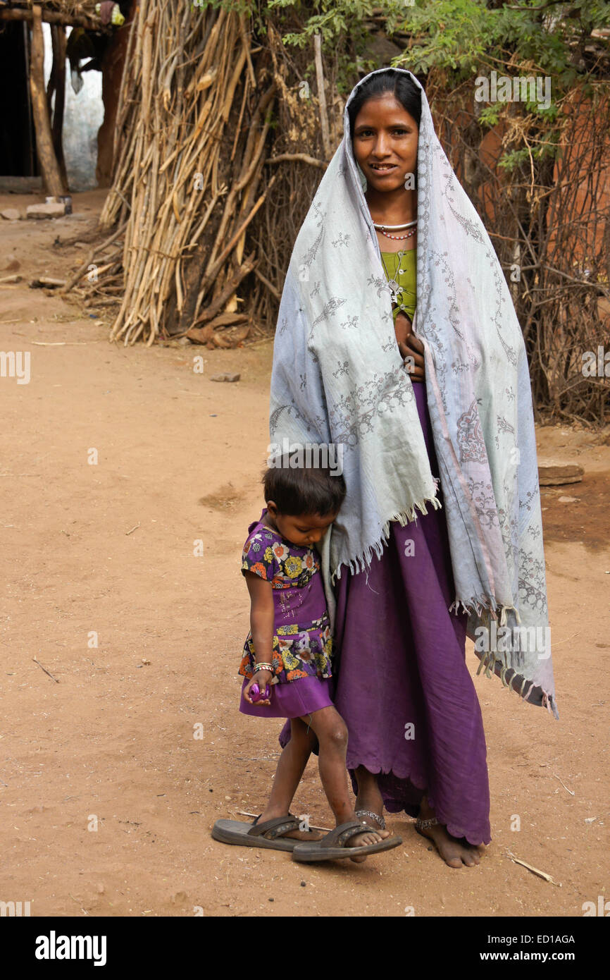 Due ragazze in tribale Adivasi villaggio vicino Poshina, Gujarat, India Foto Stock