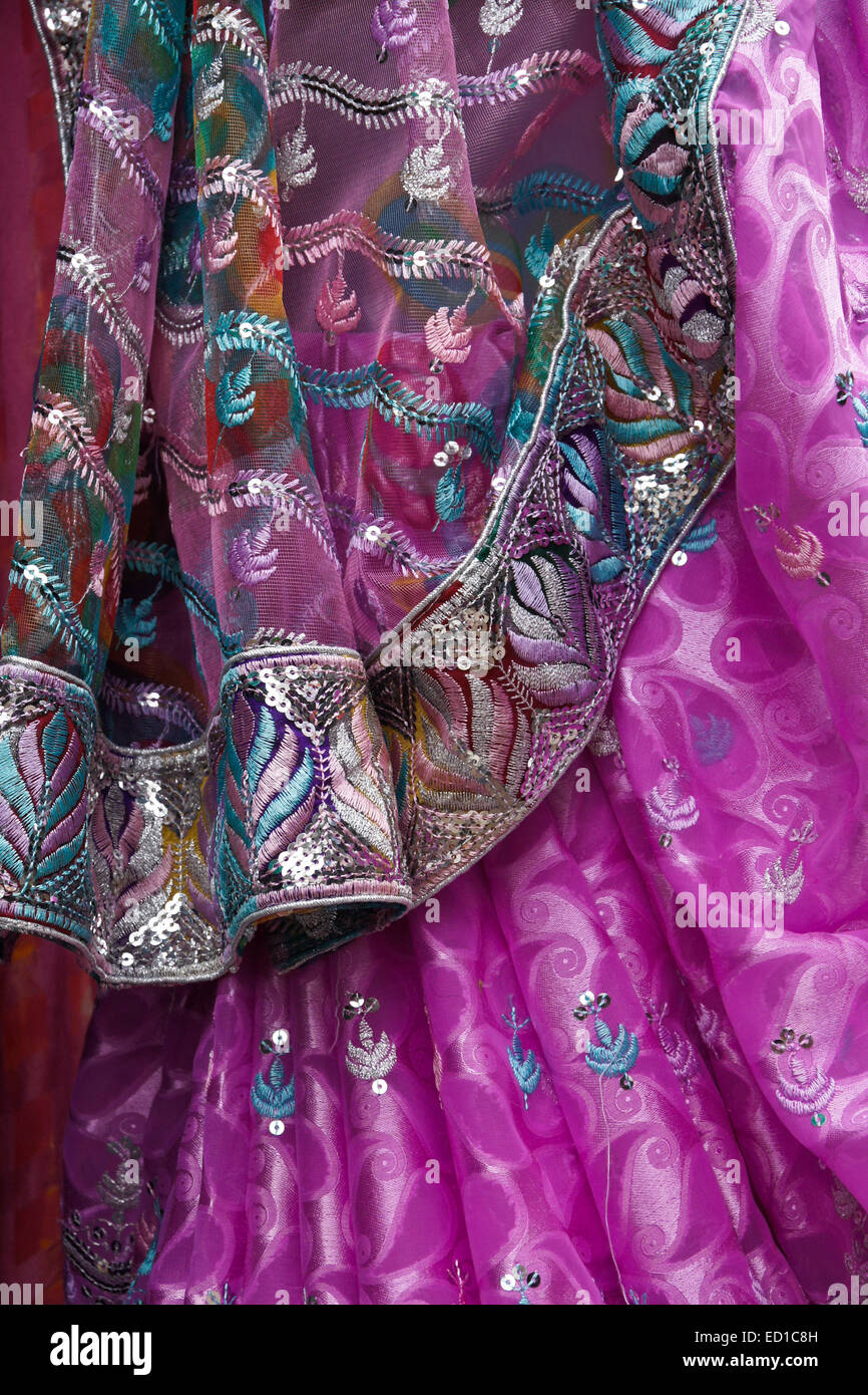 Bella sari tessuto per la vendita nel mercato, Gujarat, India Foto Stock