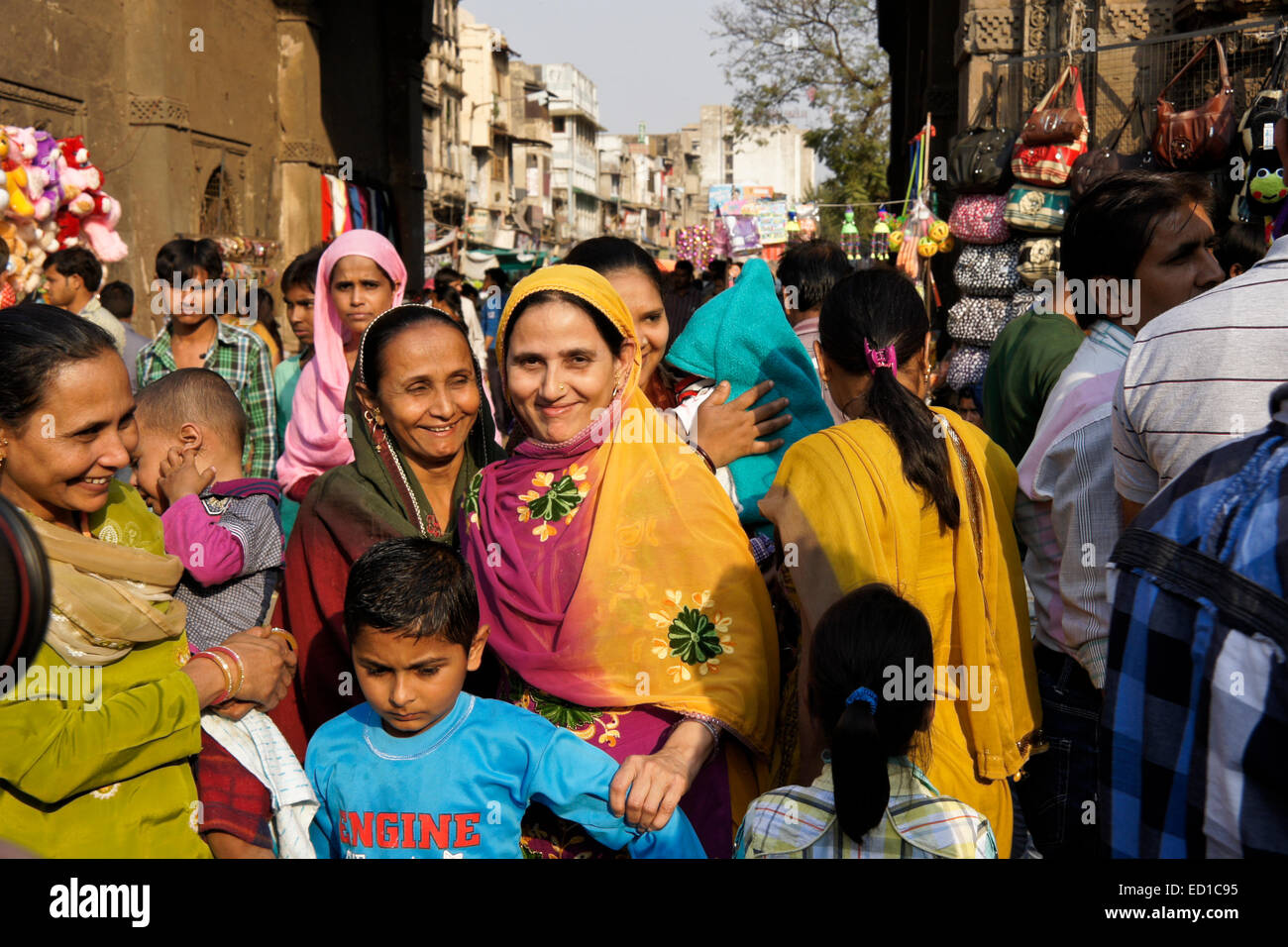 Affollato mercato nel vecchio Ahmedabad, Gujarat, India Foto Stock