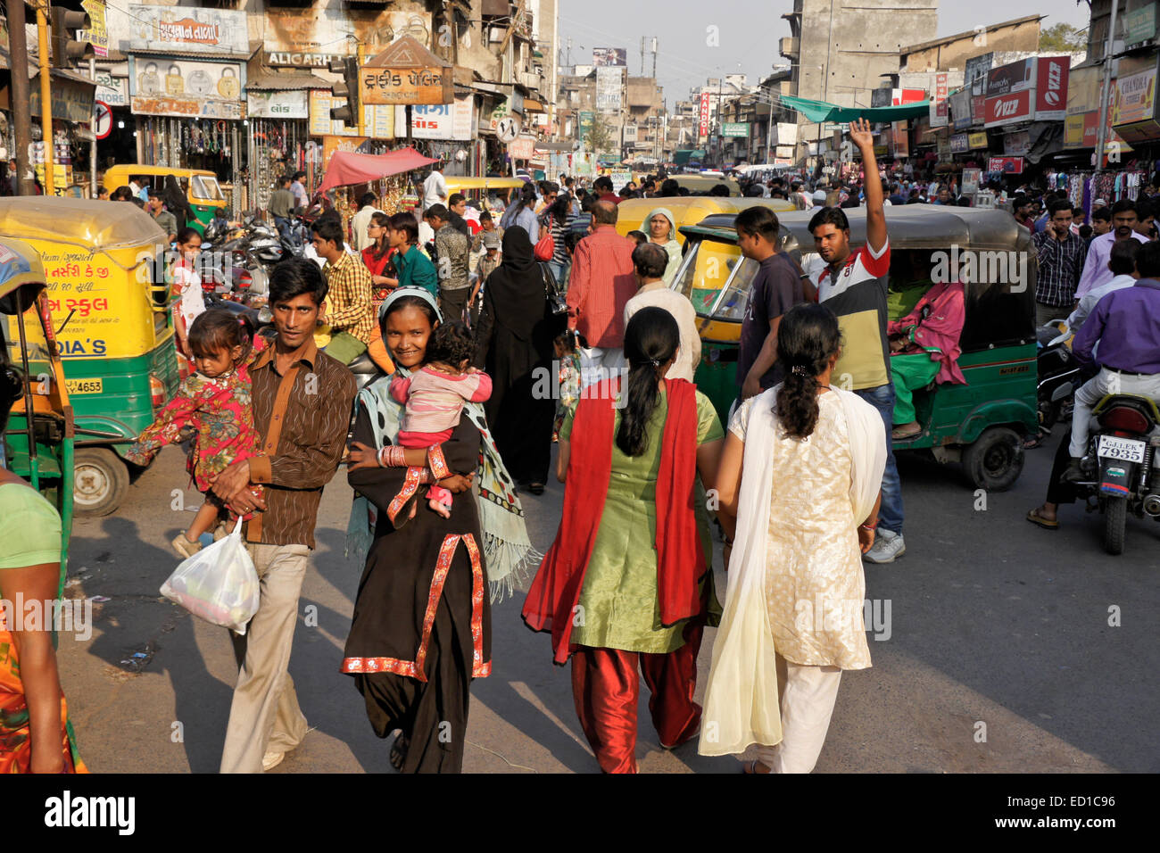 La strada affollata nel vecchio Ahmedabad, Gujarat, India Foto Stock