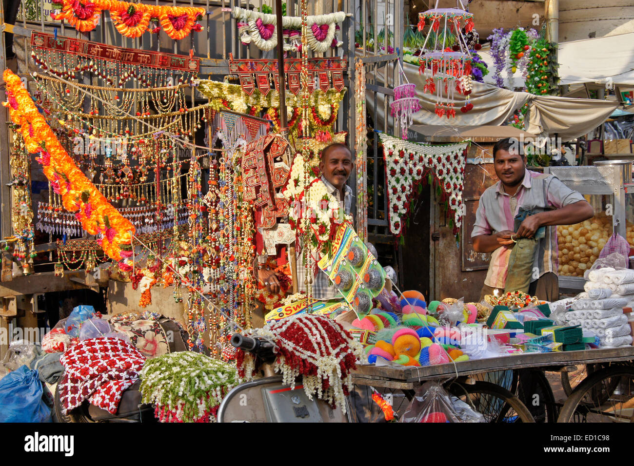 I venditori ambulanti in vecchio Ahmedabad, Gujarat, India Foto Stock