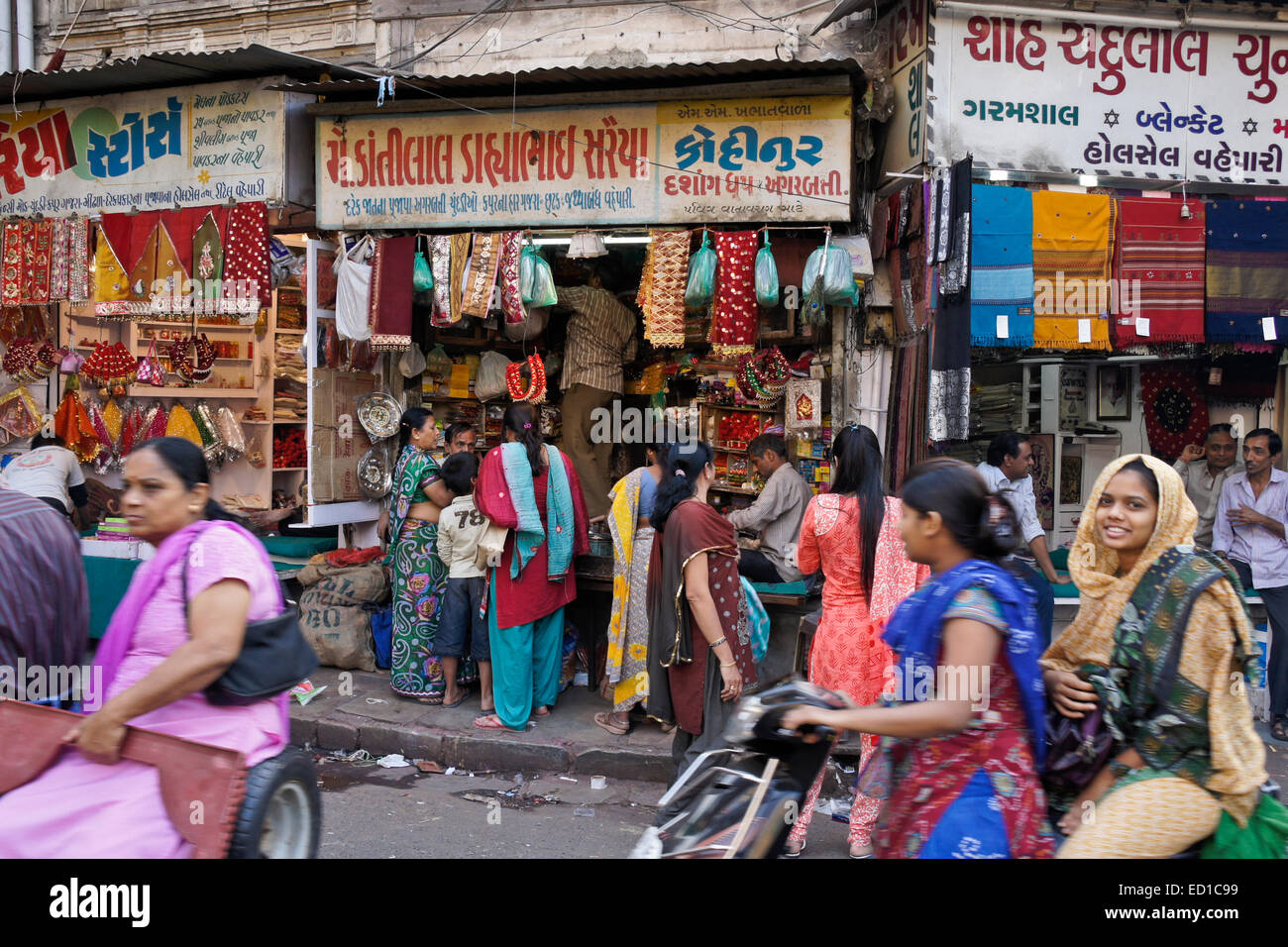 Affollata area di mercato nel vecchio Ahmedabad, Gujarat, India Foto Stock