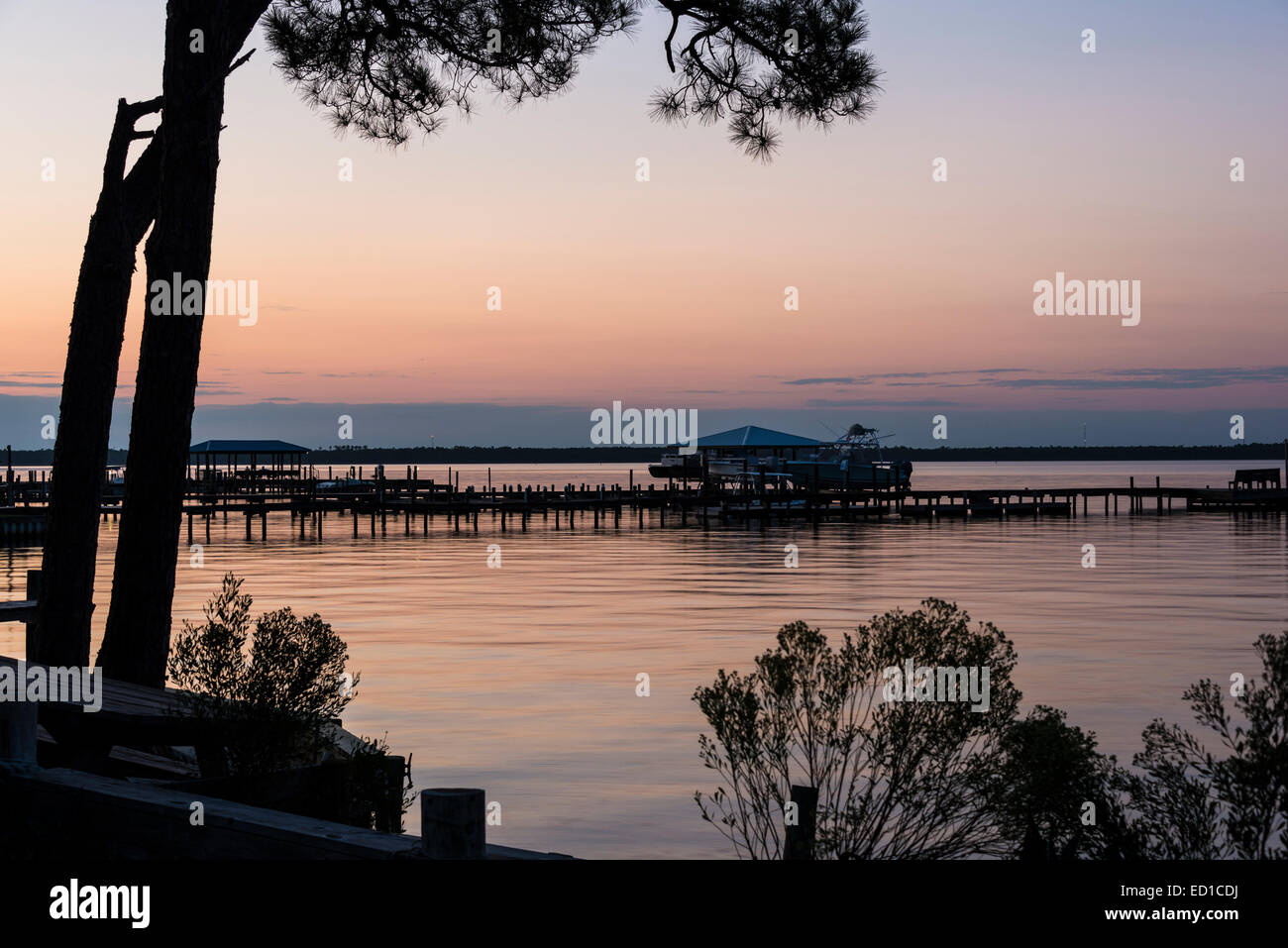 La luce del tramonto sulla baia di lupo nei pressi di cetacei crociere dock, Orange Beach, Alabama. Foto Stock