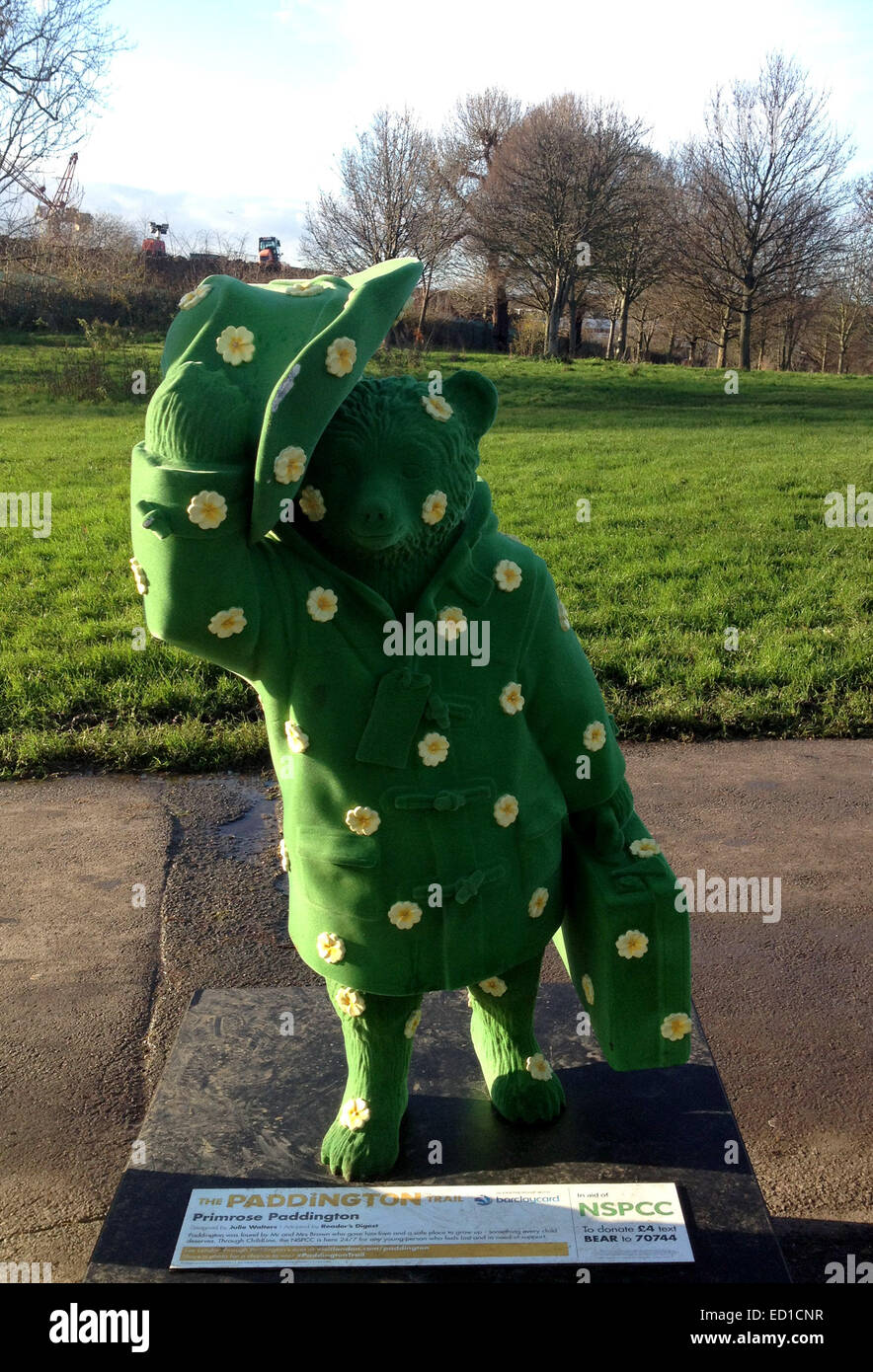 Londra, Regno Unito. Xix Nov, 2014. Foto scattata il 9 novembre 19, 2014 mostra un orso Paddington statua in Primrose Hill a Londra, Gran Bretagna. Paddington Bear è un carattere fictional in letteratura per bambini. Il film 'Paddington" è stato rilasciato in Gran Bretagna il 9 novembre 28. © Han Yan/Xinhua/Alamy Live News Foto Stock