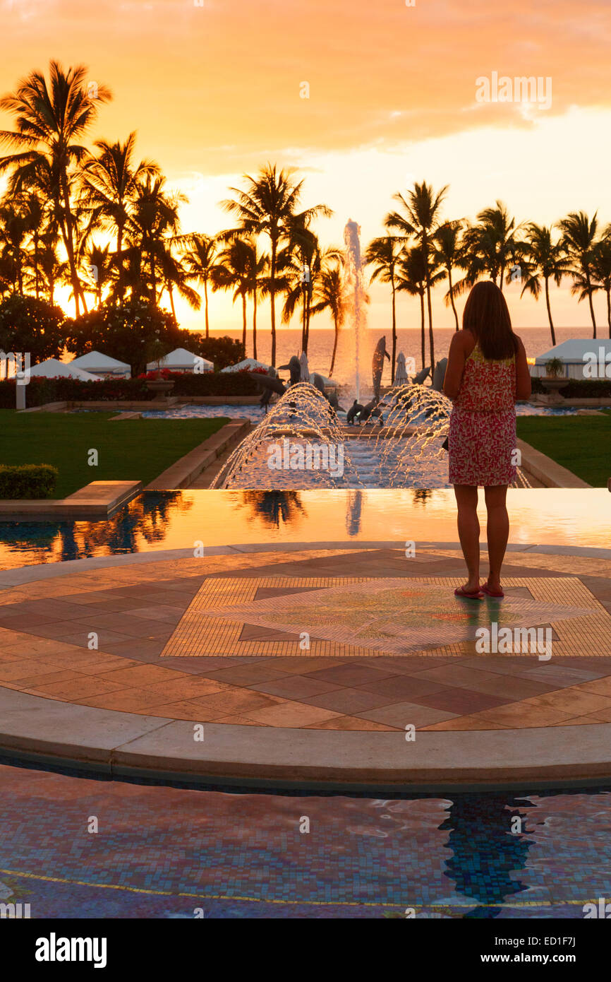 Visitatore godendo del tramonto, Grand Wailea, Maui, Hawaii. (Modello rilasciato) Foto Stock