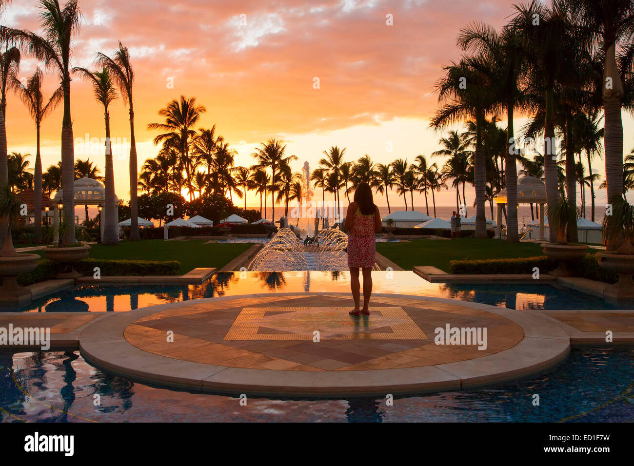 Visitatore godendo del tramonto, Grand Wailea, Maui, Hawaii. (Modello rilasciato) Foto Stock