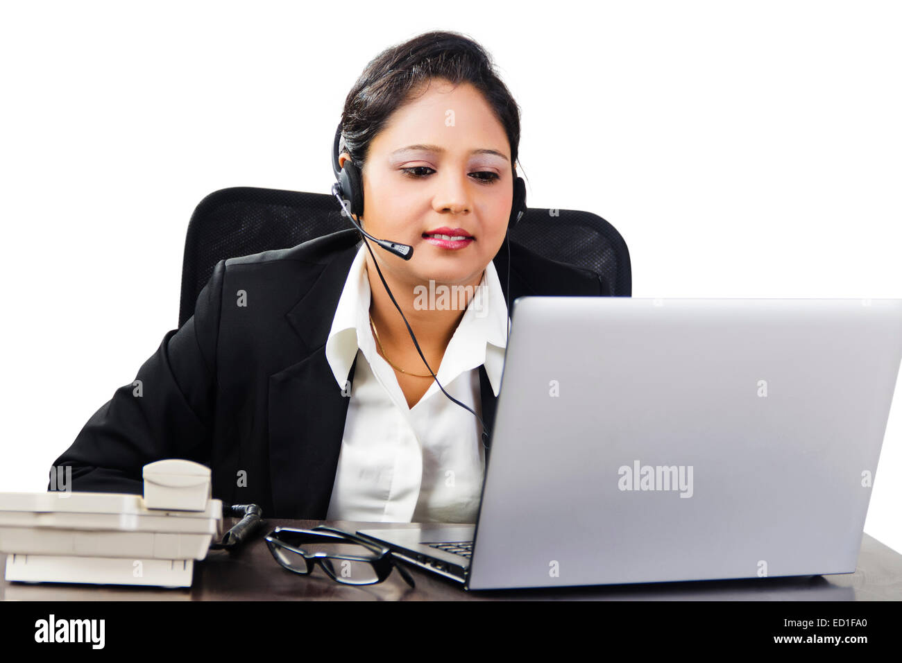Indian Telecaller lady parlando le cuffie con il computer portatile Foto Stock