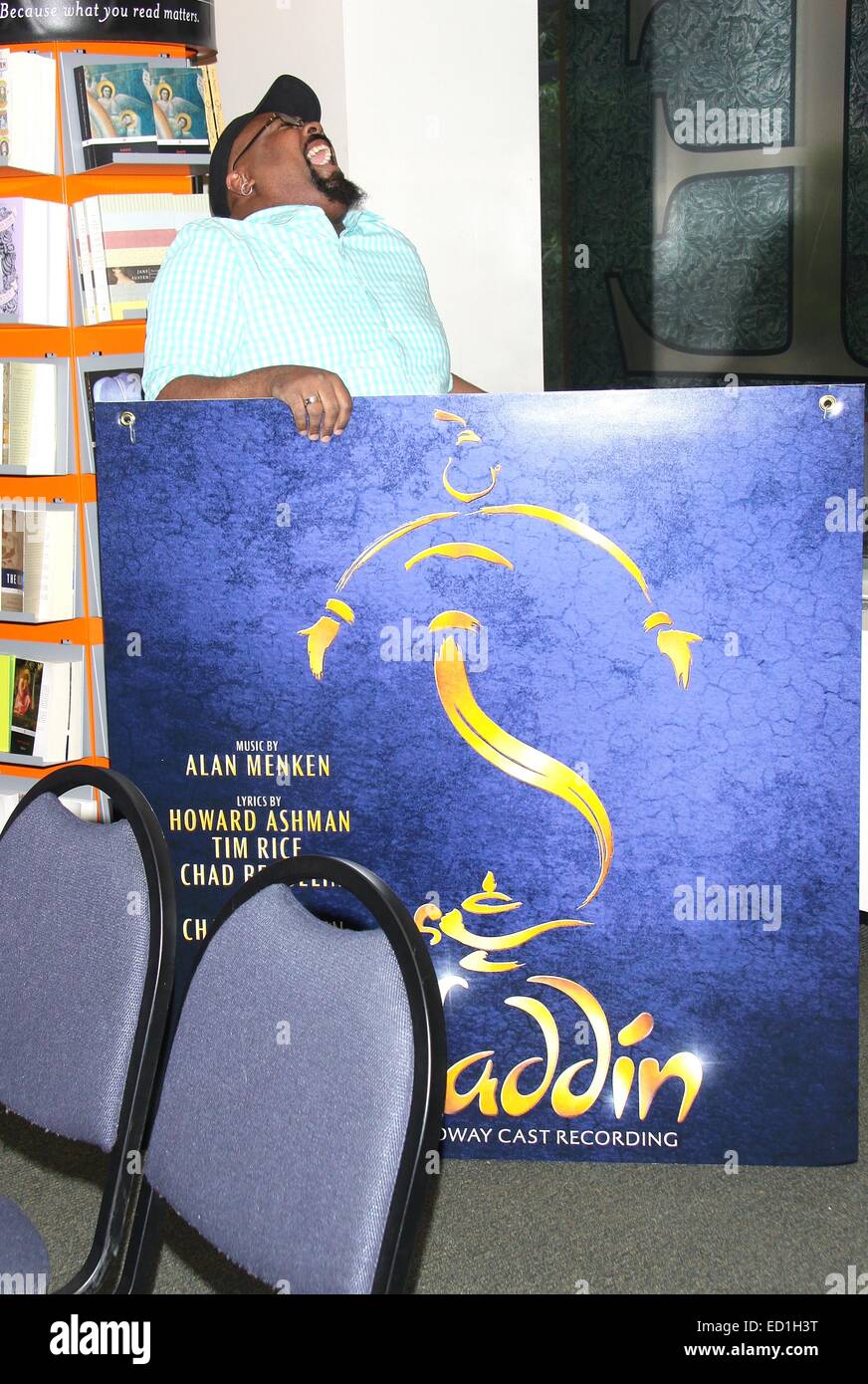 Aladdin originale di Broadway Cast CD Firma presso Barnes and Noble bookstore. Dotato di: James Monroe Iglehart dove: New York New York, Stati Uniti quando: 20 Giu 2014 Foto Stock