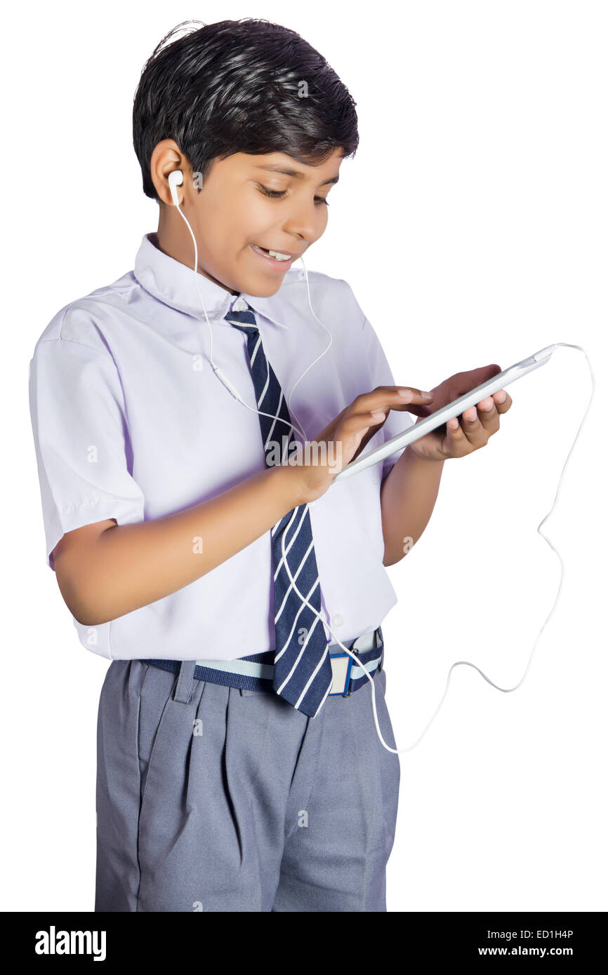 1 bambino indiano scuola studente telefono ascolto della musica Foto Stock