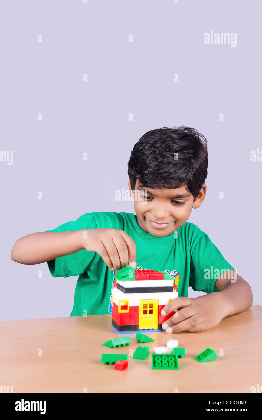 1 bambino indiano ragazzo giocando Casa fittizia Foto Stock