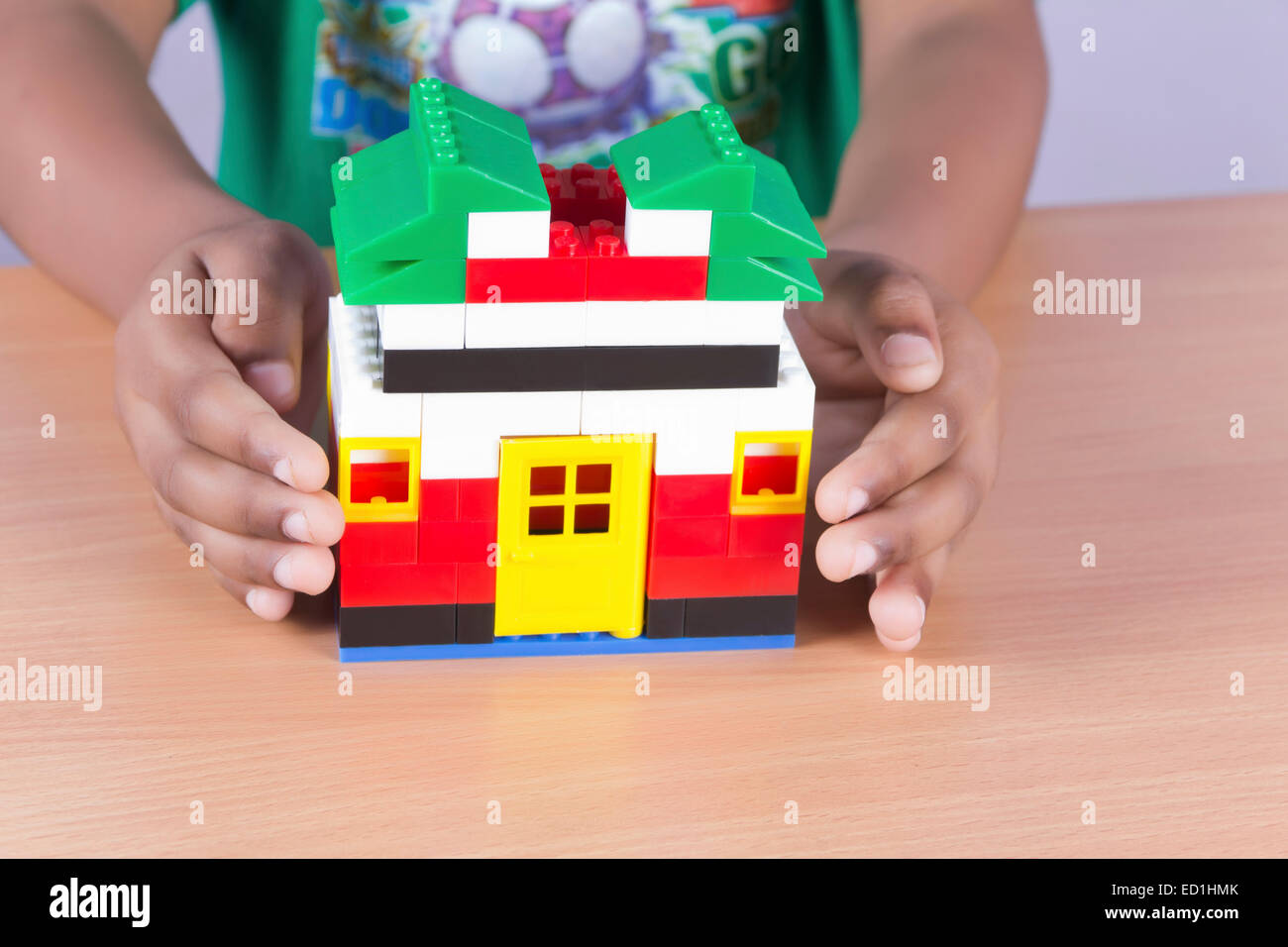 1 bambino ragazzo che mostra House Foto Stock