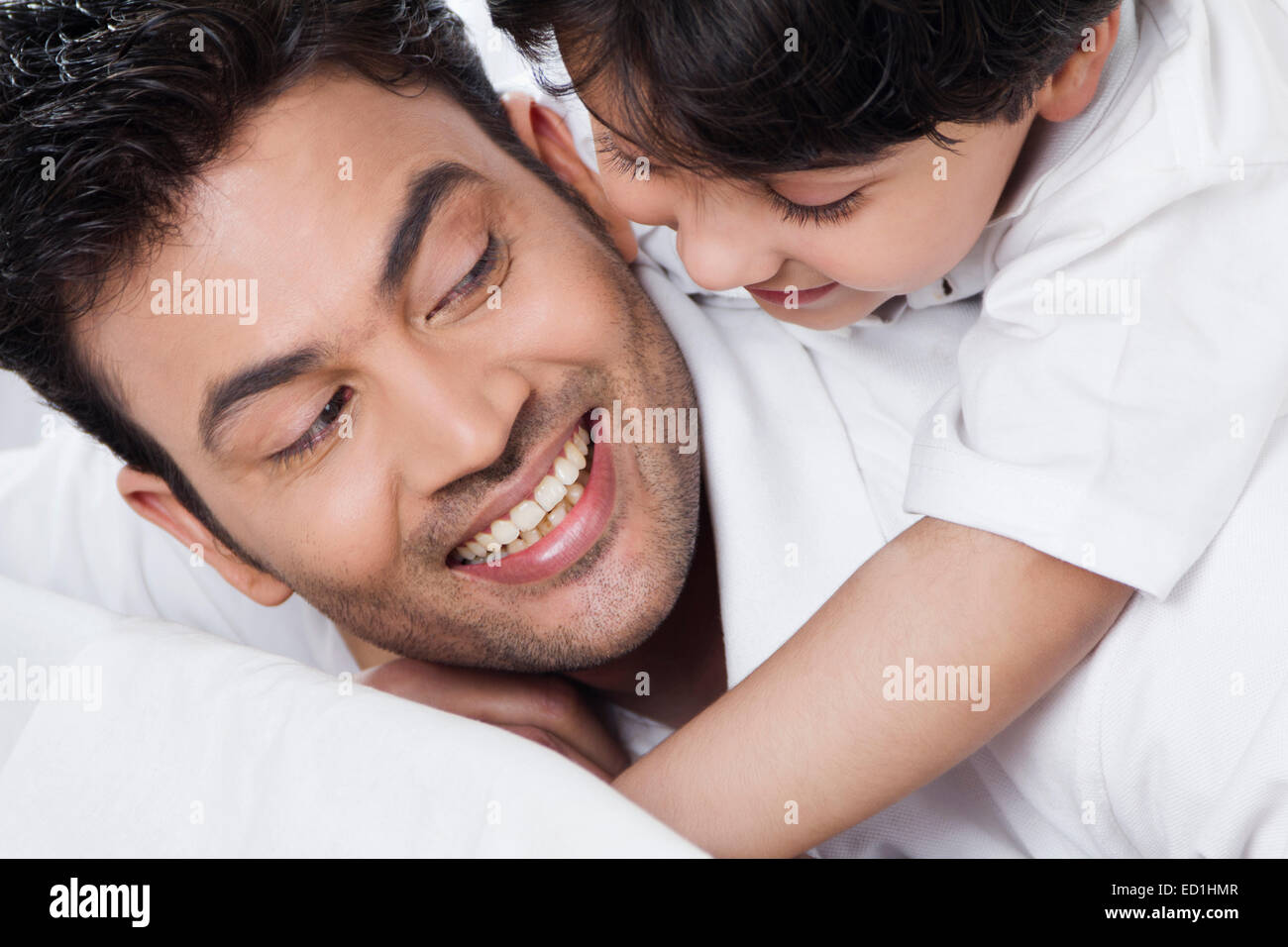 Indiano padre con bambino godere Foto Stock