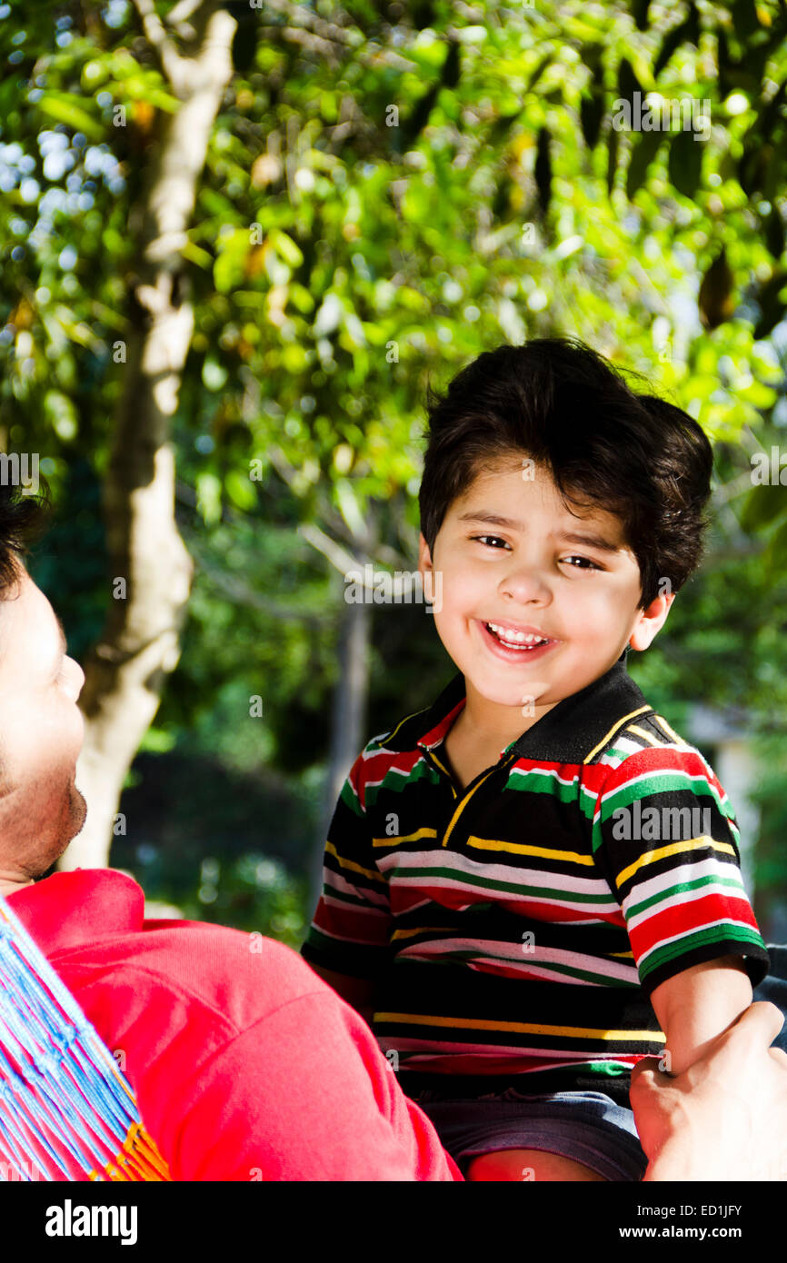 Padre indiano con parco per bambini godono di Foto Stock